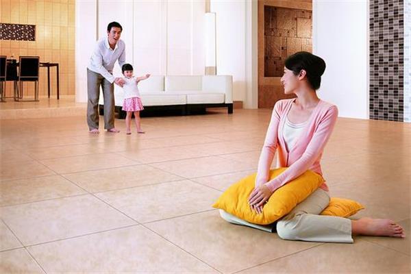 奔騰自熱地板引來(lái)廣大消費(fèi)者的追捧.jpg